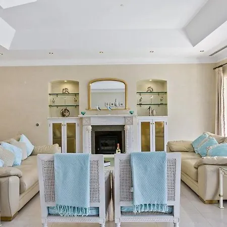 Sleeps 8 Pool Air Con Wifi *
