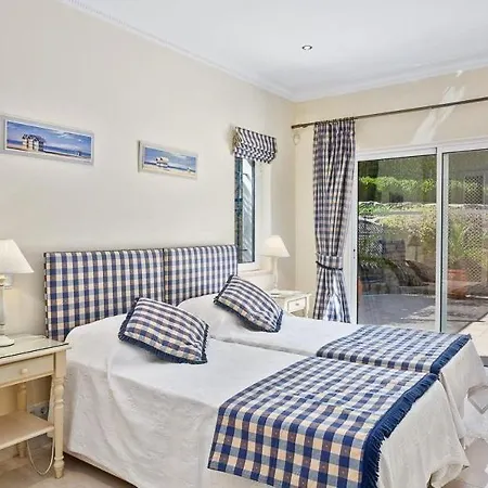Sleeps 8 Pool Air Con Wifi *
