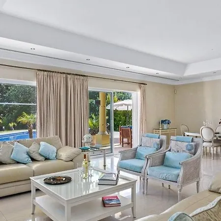 Sleeps 8 Pool Air Con Wifi וילה