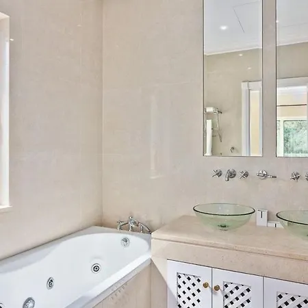 Sleeps 8 Pool Air Con Wifi